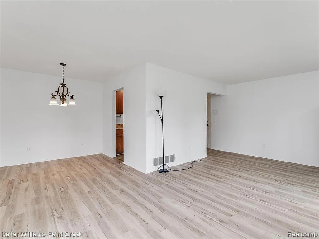 2 bed, 2.0 bath, 909 sqft, $1,600 — Photo 4