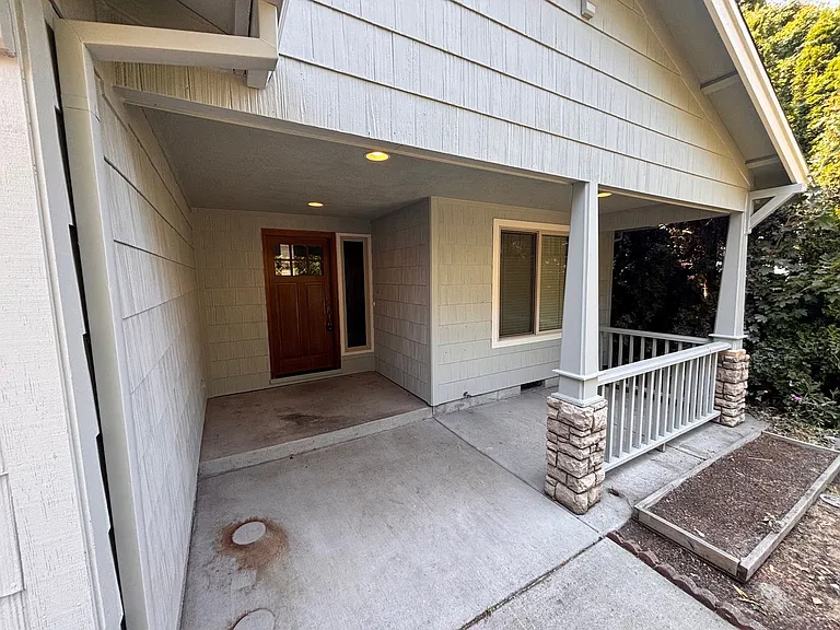 3052 Gary Dr — Photo 3