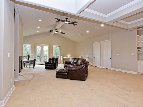 5th image of 180 Sabine Dr