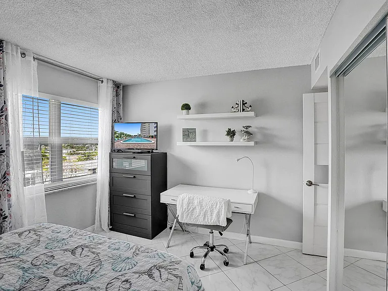 401 Golden Isles Dr #705 — Photo 29