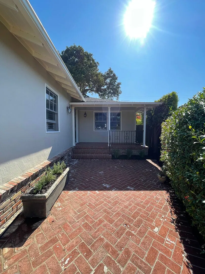 Lovely 2 Bed 2.5 Bath Home - Incredible Parrot Park Location! — Photo 2