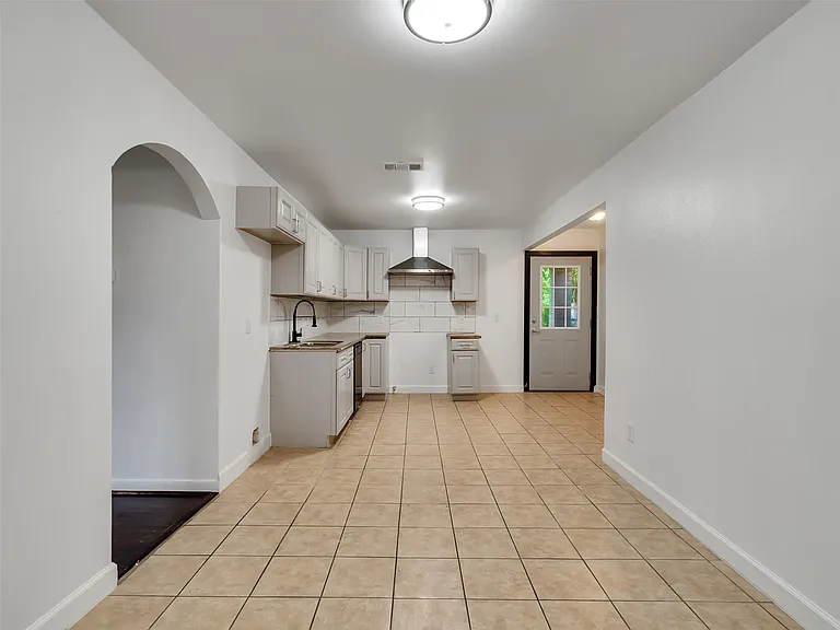 4930 Holloway Dr — Photo 17