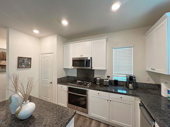 4th image of 15986 Huckleberry Ave
