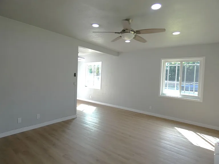 14327 Christine Dr — Photo 3