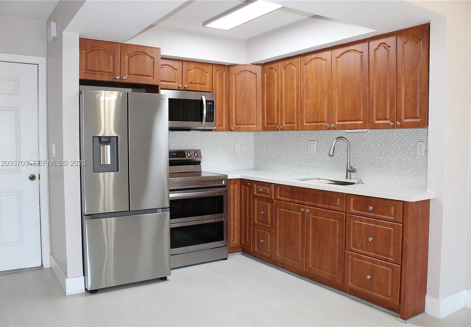 International Condo — Photo 3