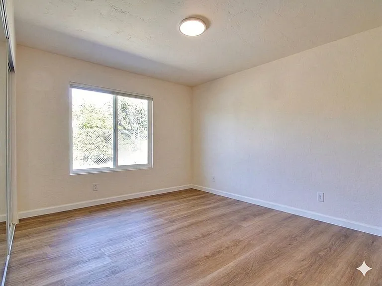 974 N Patterson Ave — Photo 7