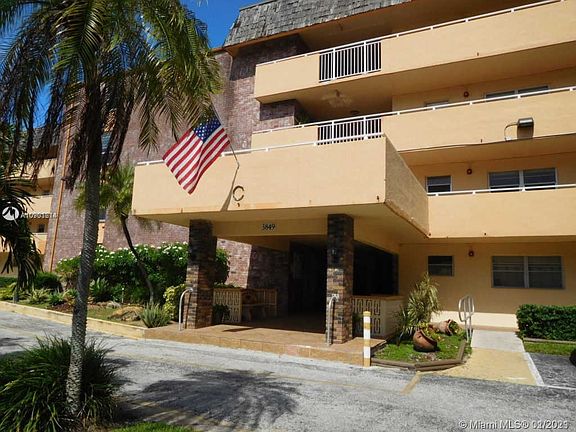 3rd image of 3725 NE 169th St APT 400