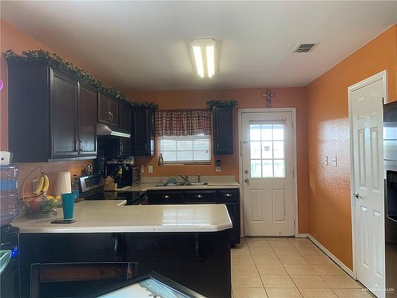 3rd image of 611 Baily Dr