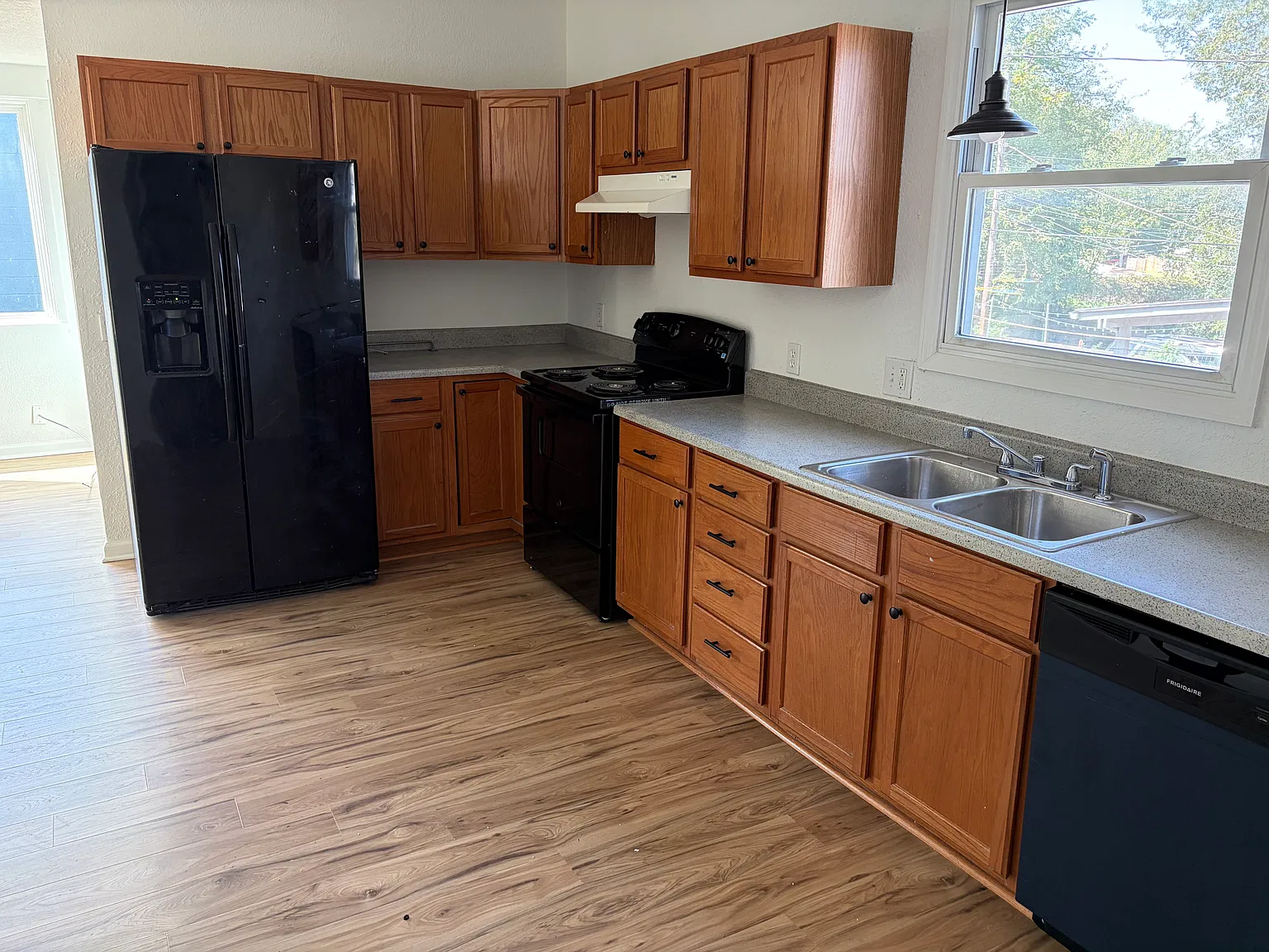 2 bed, 1000 sqft, $1,345 — Photo 3