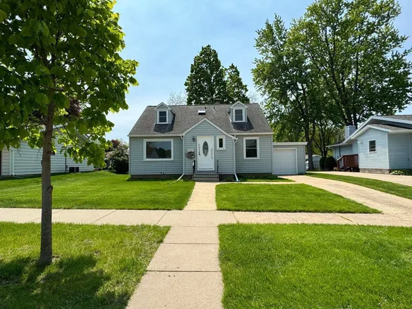 539 S 4th St, La Crescent, MN 55947