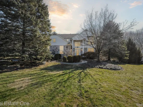 1941 Woodridge Ct, Highland, MI 48357