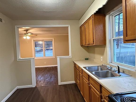 5th image of 285 E Oak St