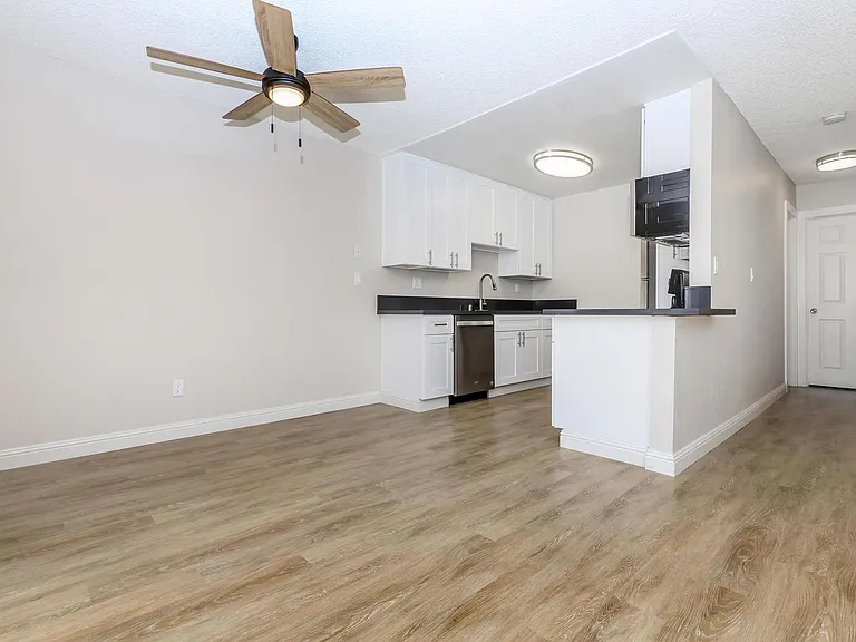 Hollister Creek Apartments — Photo 17