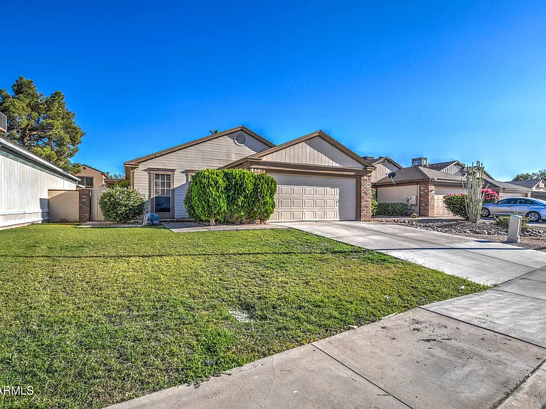 815 E Calle Del Norte — Photo 1