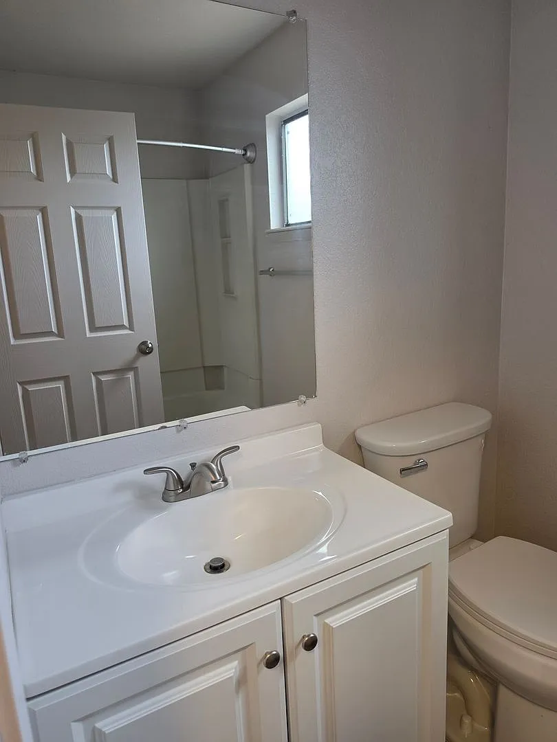 Clean upstairs 2 bedr.1 bath condo — Photo 4