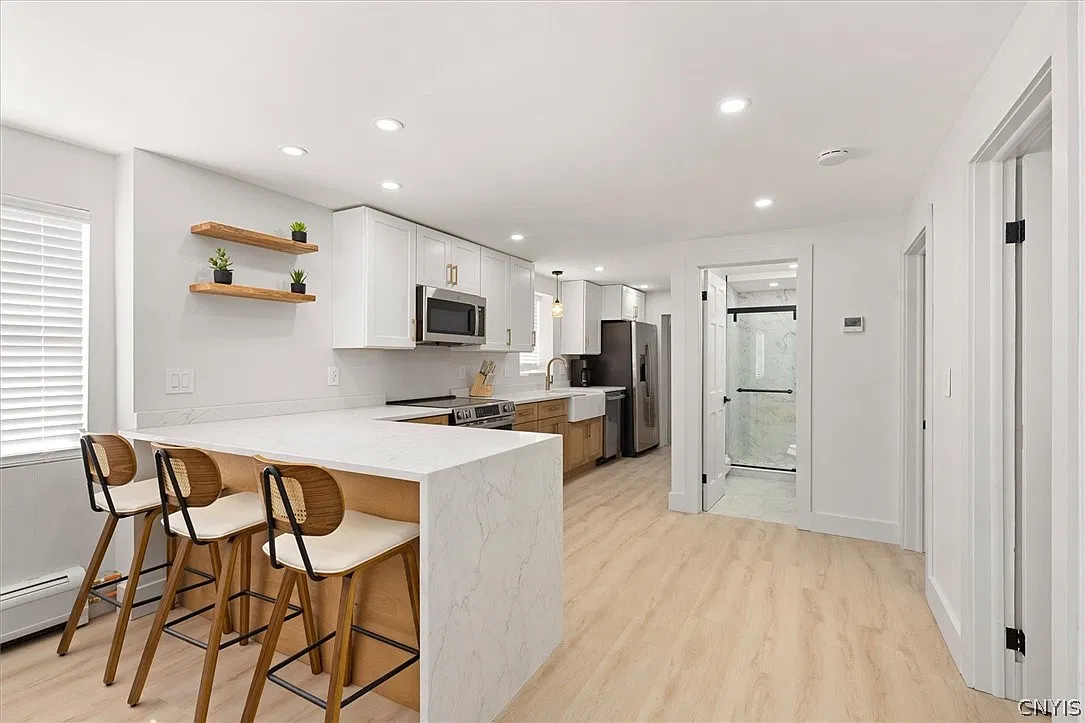 2 bed, 1.0 bath, 1896 sqft, $2,300 — Photo 3