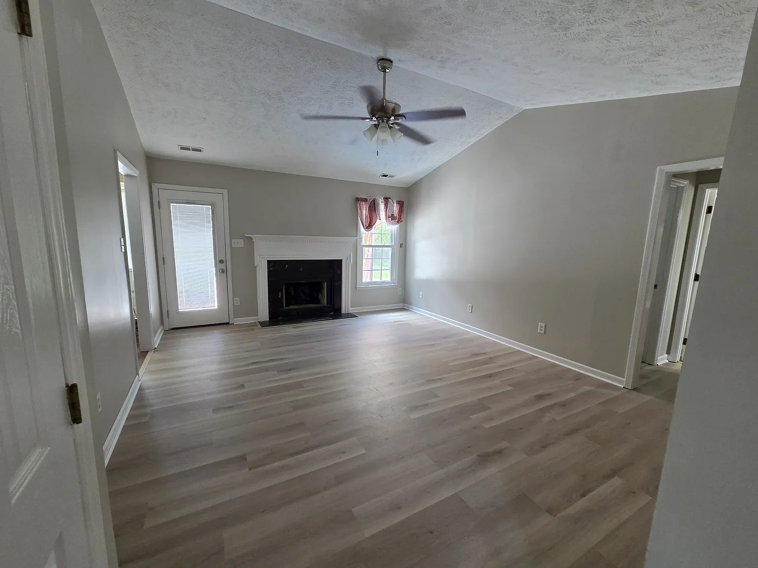 3 bed, 2.5 bath, 1468 sqft, $1,700 — Photo 4
