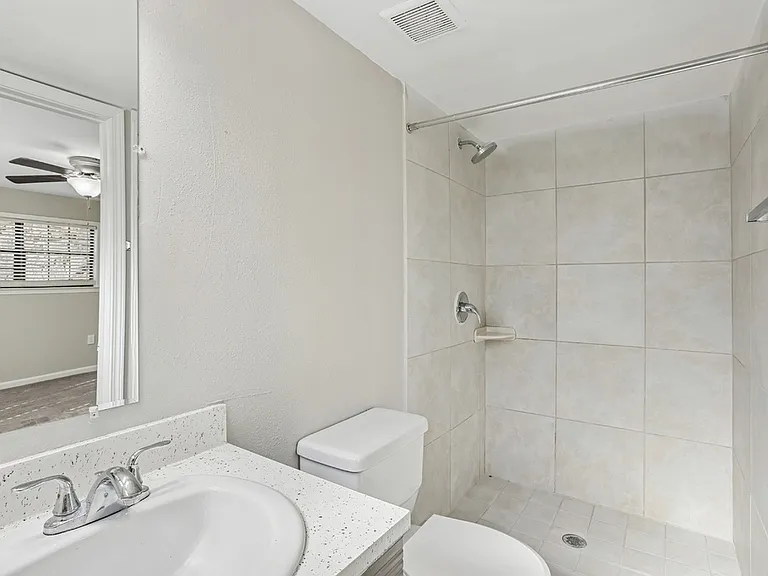 Brentwood Apartments — Photo 39