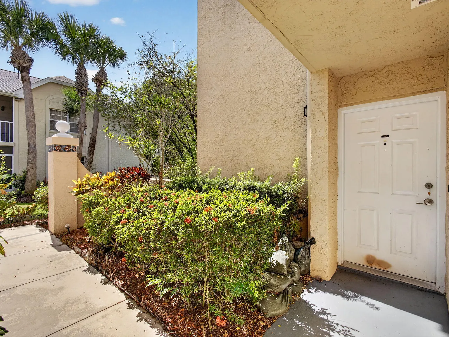 2 bed, 2.0 bath, 874 sqft, $1,800 — Photo 4