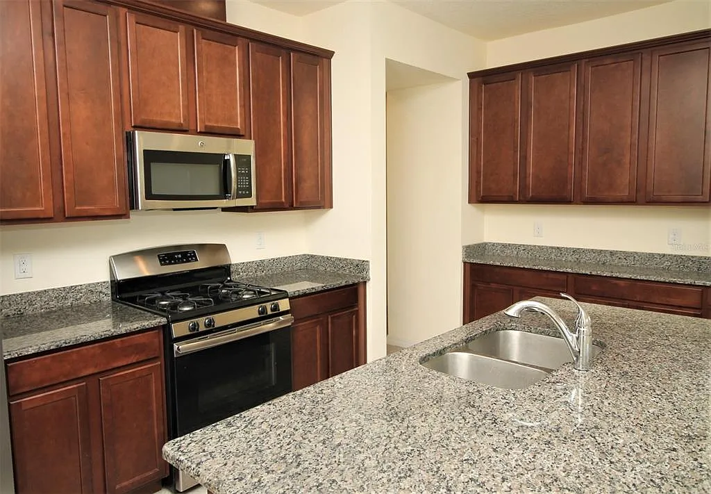 5 bed, 3.0 bath, 2222 sqft, $2,995 — Photo 2