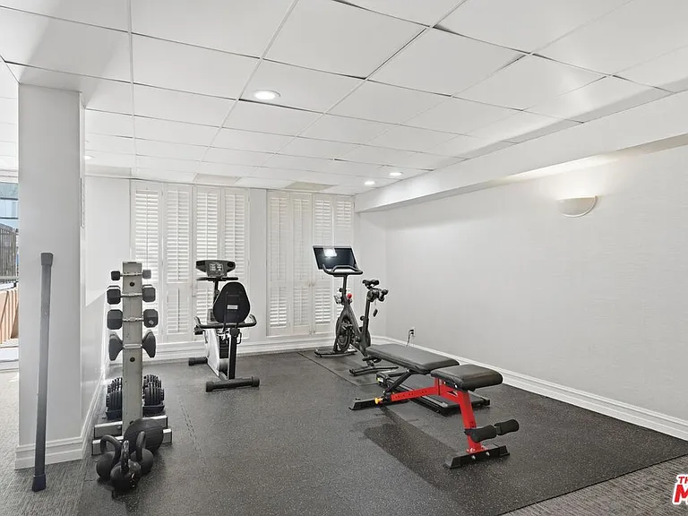 906 N Doheny Dr #311 — Photo 24