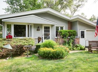 233 Forestway Dr, Northbrook, IL