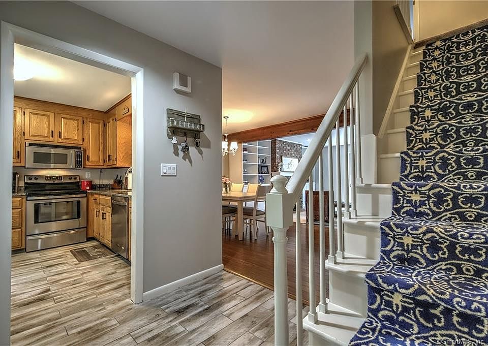 128 Paugassett Ln Shelton, CT Zillow Apartments for Rent in Shelton