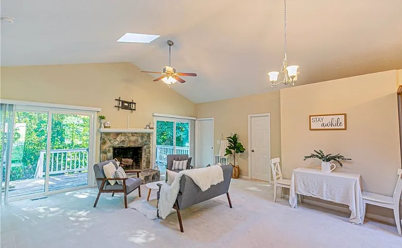 233 Washington Dr — Photo 2
