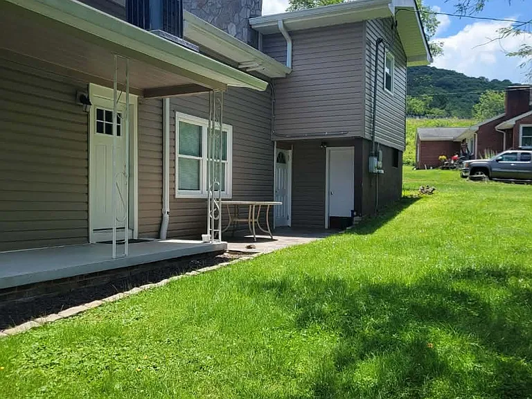 110 Hawthorne Ln — Photo 43