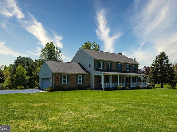 3rd image of 1055 Sugar Maple Dr