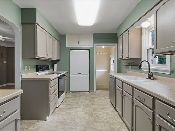 3rd image of 837 Hopwood Avenue