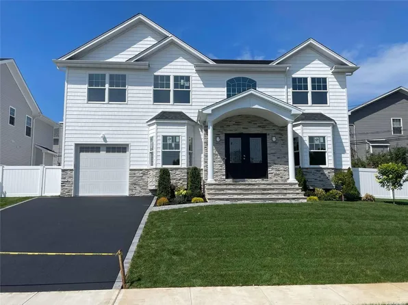 56 Syosset Circle, Syosset, NY 11791