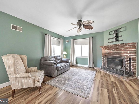 4th image of 402 Banyon Ln