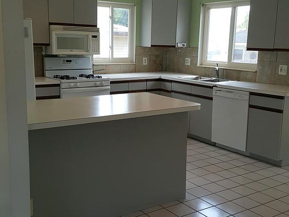 3rd image of 22534 Francis St