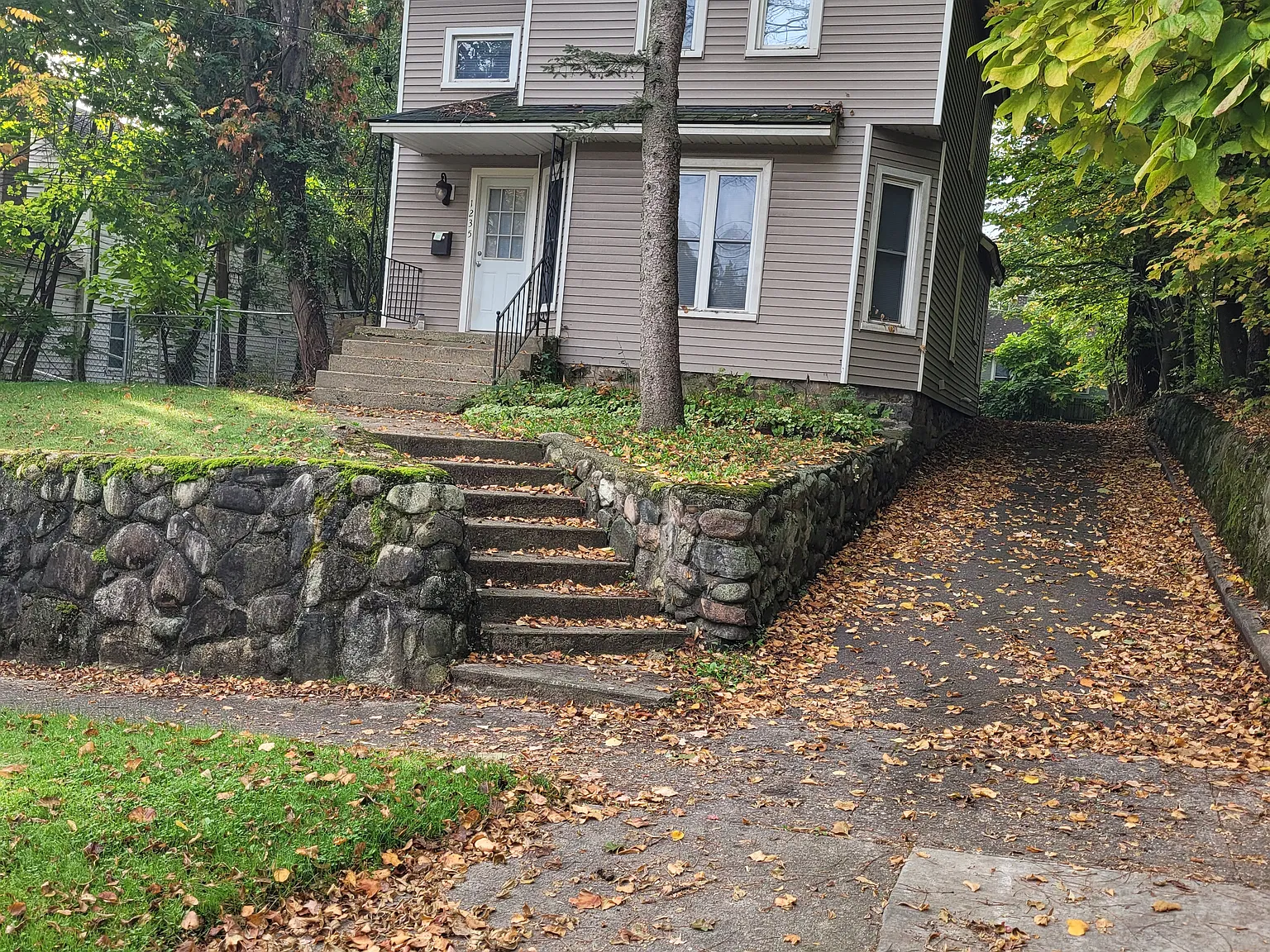 4 bed, $1,800 — Photo 1