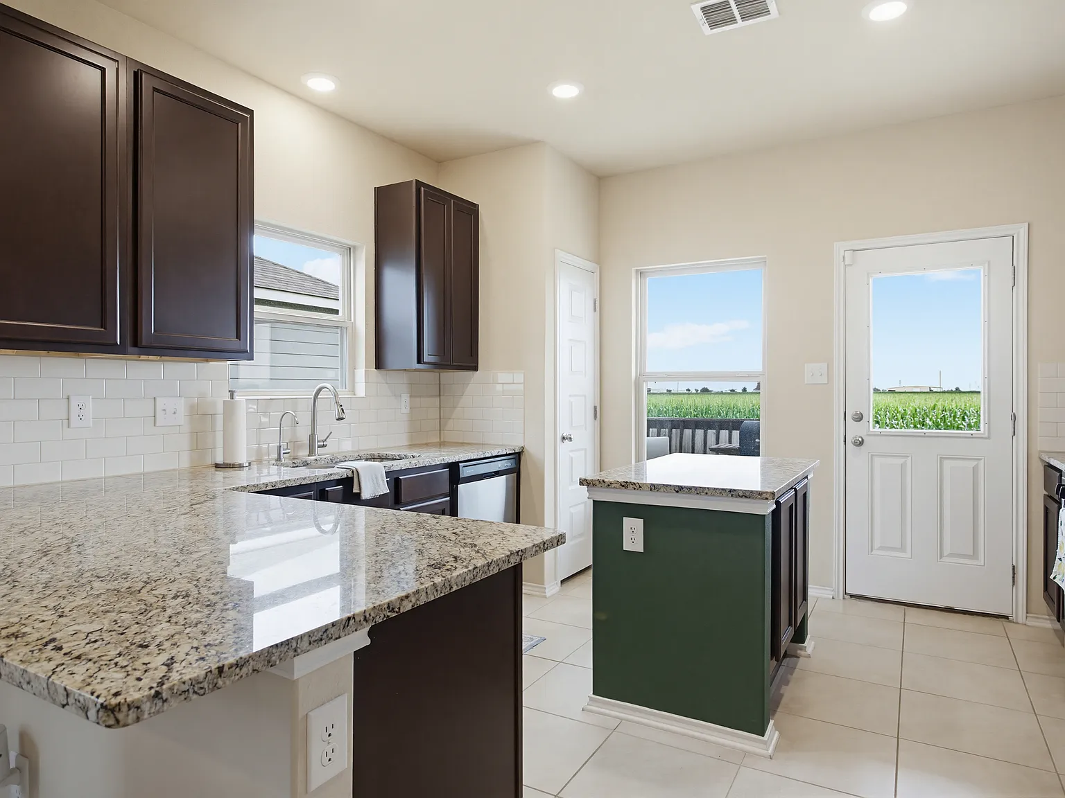 4 bed, 2.5 bath, 2039 sqft, $1,875 — Photo 4