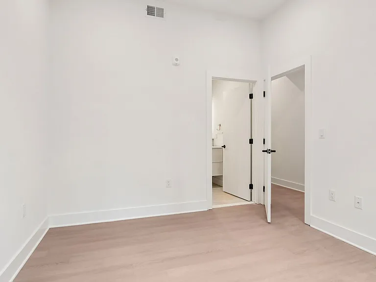 20 West — Photo 377