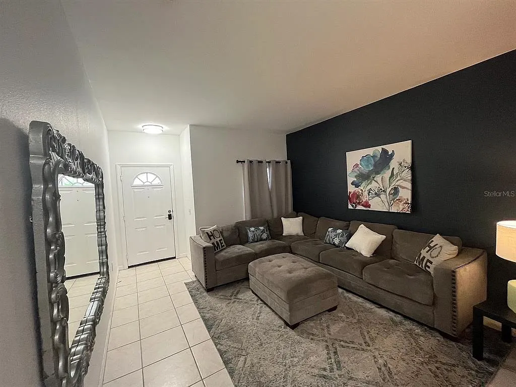3 bed, 2.5 bath, 1282 sqft, $2,600 — Photo 3