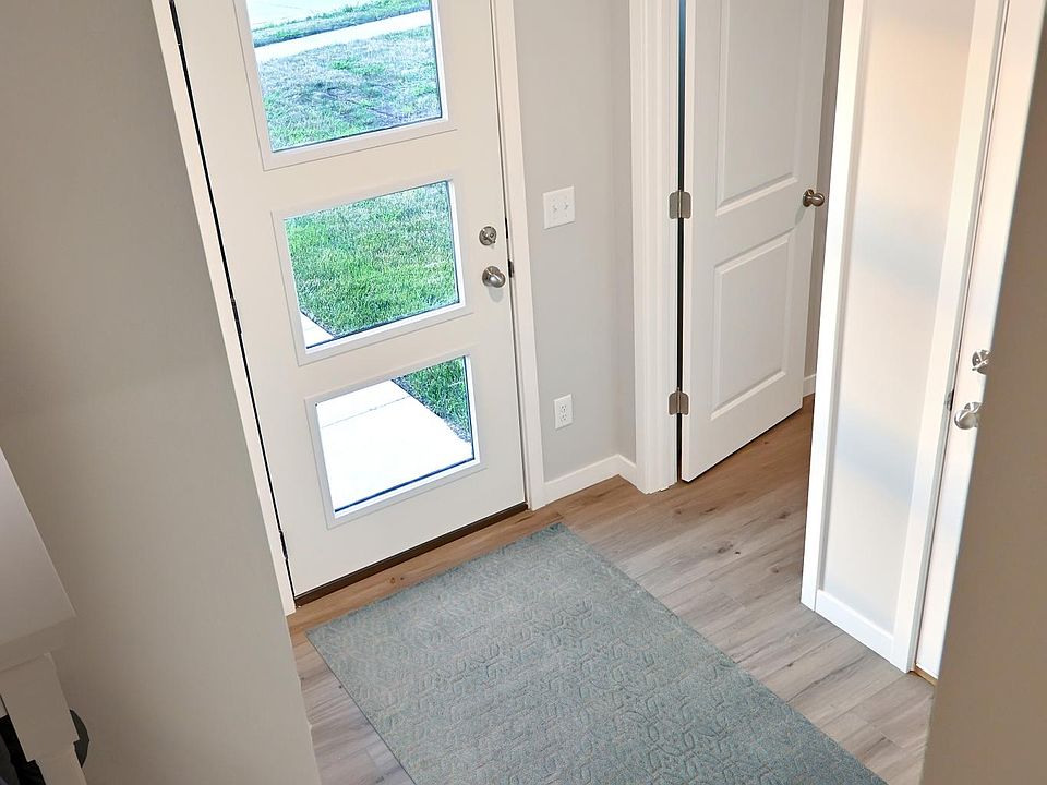 Bright & Spacious Front Foyer