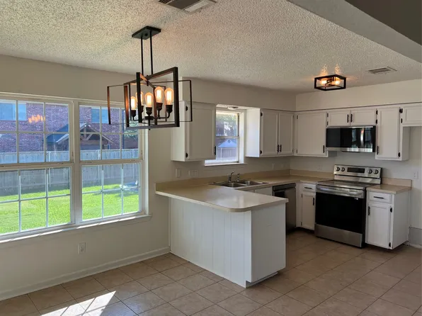 402 Emerson Dr, Euless, TX 76039