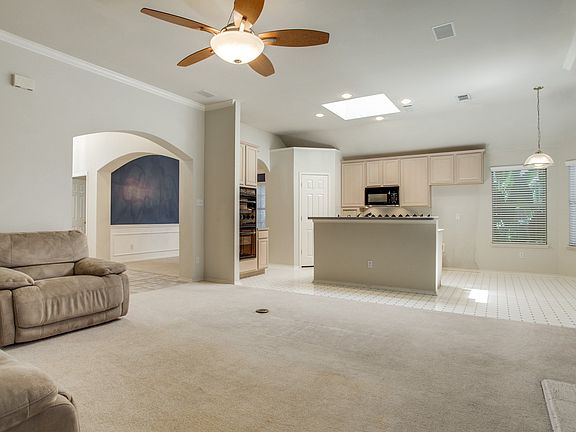 3rd image of 305 Oakdale Ln