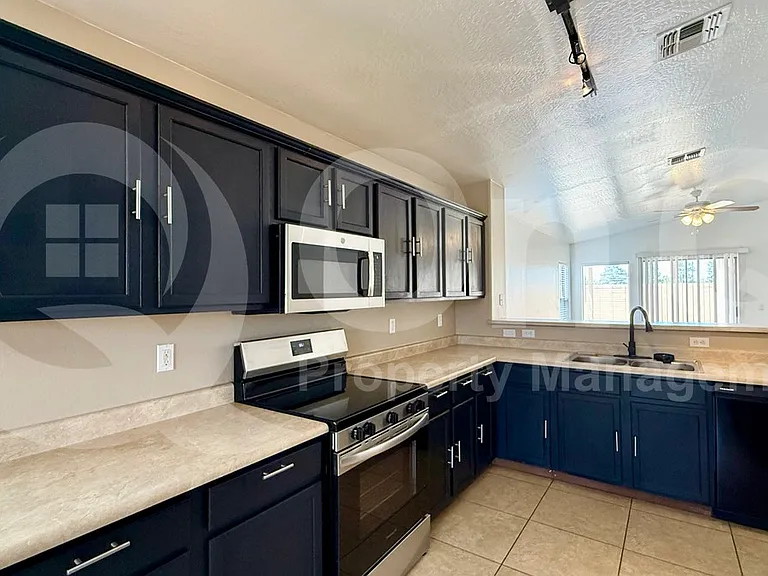 11738 W Flanagan St — Photo 3