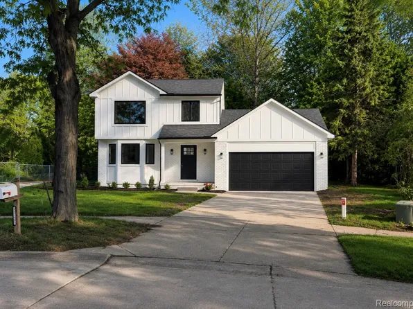 12602 Beresford Dr, Sterling Heights, MI 48313