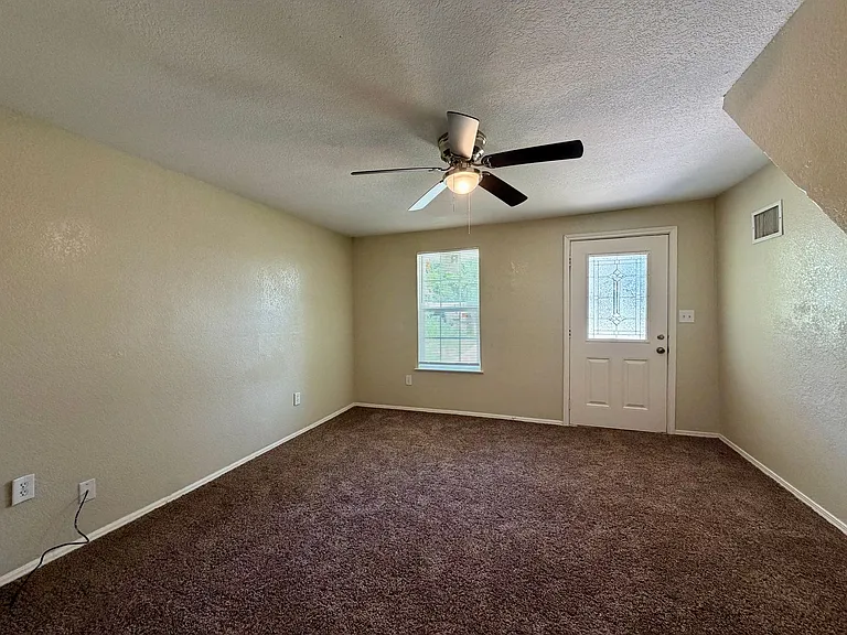 203 W Nolan St — Photo 2