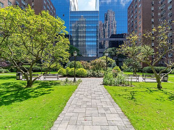 5th image of 30 W 60th St APT 12y