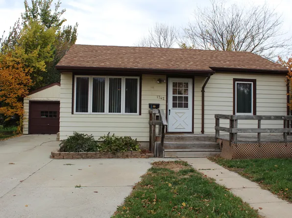 1742 S 3rd St, Aberdeen, SD 57401