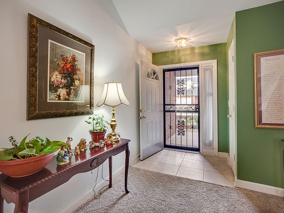 4th image of 349 Roslyn Ct
