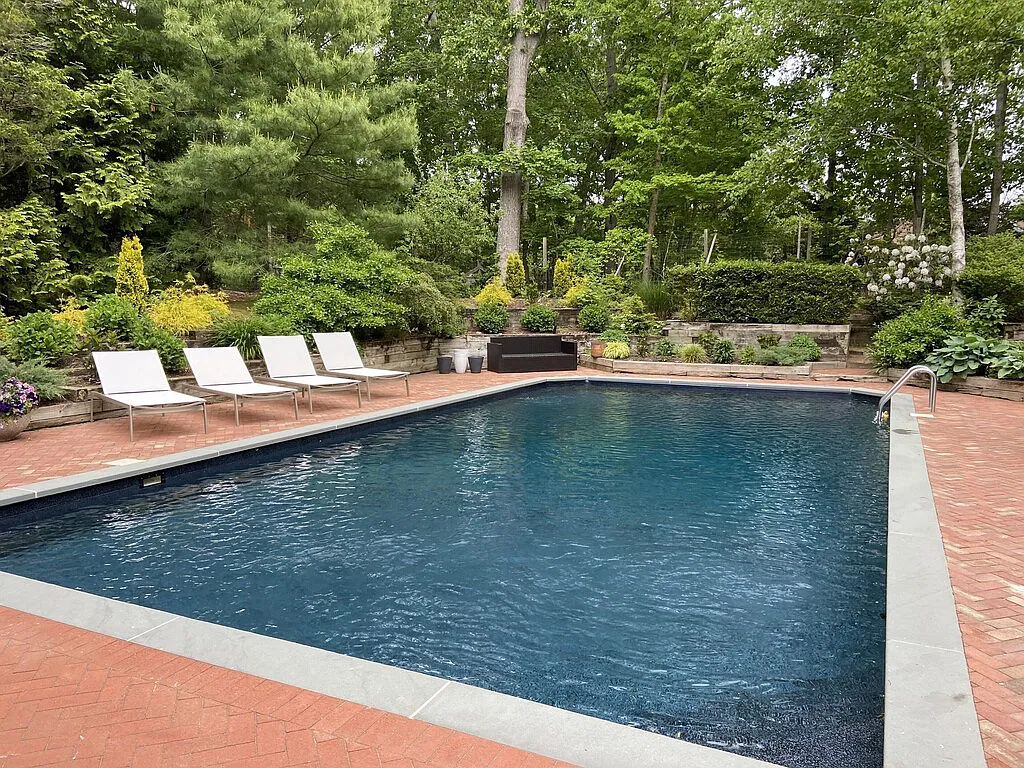 Contemporary Sag Harbor Living — Photo 2