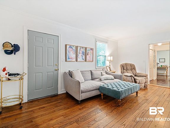 3rd image of 320 Border Dr W