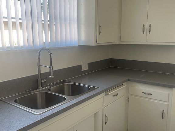 5th image of 15513 Victory Blvd APT E
